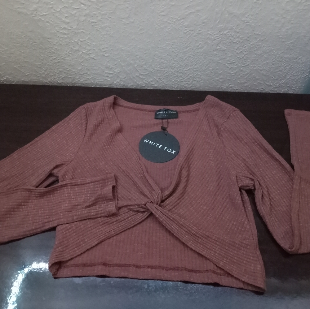 White fox boutique cropped long sleeve top